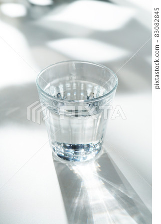 進入玻璃杯的水 進入玻璃杯的水 83082845