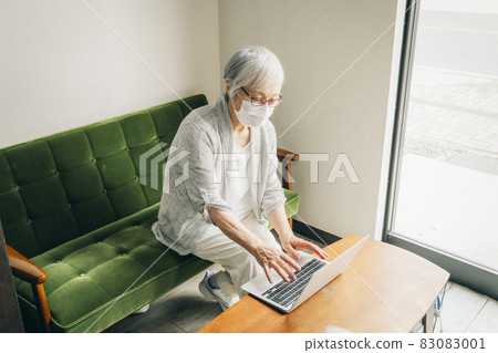 使用筆記本電腦的老年婦女（蒙面） 83083001