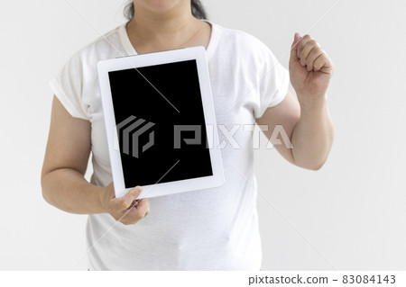 使用平板設備的女性圖片(30 多歲,日本人,沒有臉) 使用平板設備的女性圖片(30 多歲,日本人,沒有臉) 83084143