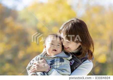 我的兒子和母親在秋天的公園裡玩 83084604