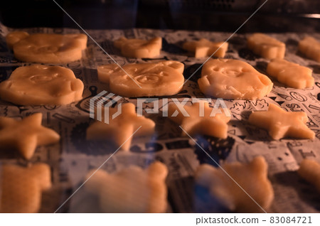 Making cookies at home with my daughter 83084721