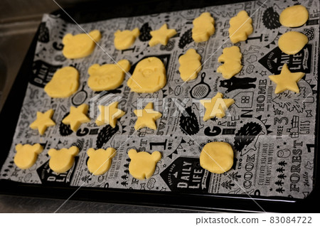 Making cookies at home with my daughter 83084722