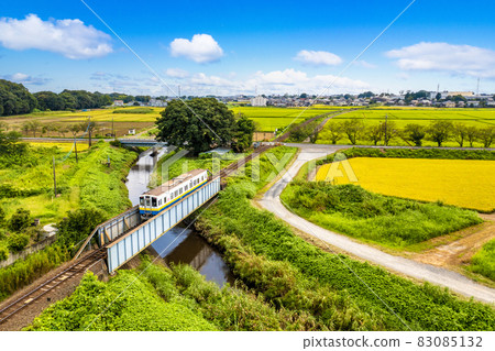 橫穿常總市郊外的關東鐵道常總線定期列車（茨城縣下妻市）（大鳳站-下妻站） 83085132