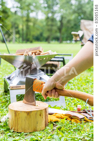 拿斧頭砍柴生火 83085168