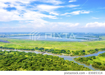 Watarase Retarding Ground in the early summer morning (Tochigi City, Tochigi Prefecture) 83085314