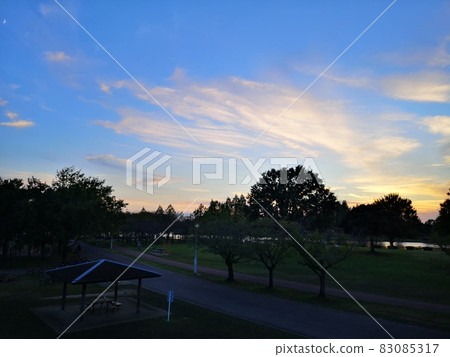 非常美麗的天空傍晚公園 非常美麗的天空傍晚公園 83085317