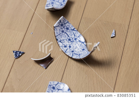 Tea bowl broken down and broken Tea bowl broken down and broken 83085351