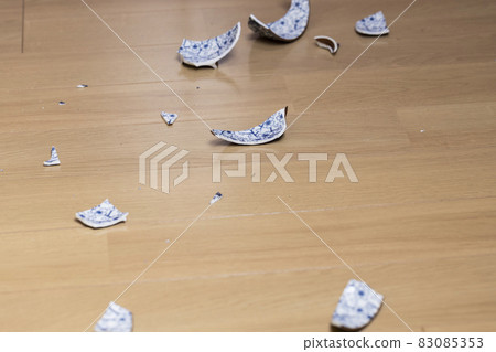 Tea bowl broken down and broken Tea bowl broken down and broken 83085353
