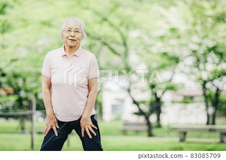 Elderly women exercising (bending and stretching) 83085709