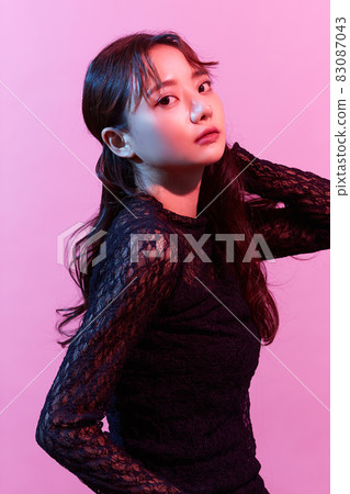 一個穿著黑色連衣裙的年輕女子的彩色肖像 83087043