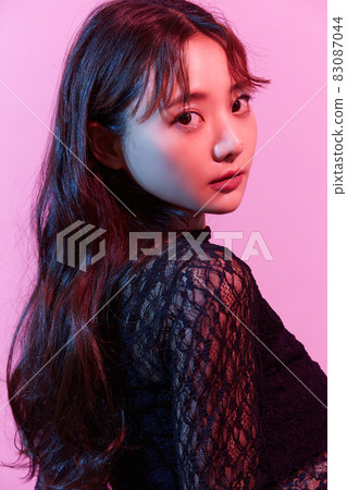一個穿著黑色連衣裙的年輕女子的彩色肖像 一個穿著黑色連衣裙的年輕女子的彩色肖像 83087044