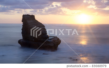The calm sea of Meotoiwa (Kamogawa Matsushima) and the sunrise illuminating the autumn clouds 83088979