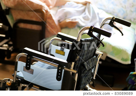 躺在護理床上和輪椅上的老婦人 83089089