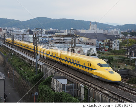 Doctor Yellow near Yamashina 83089175