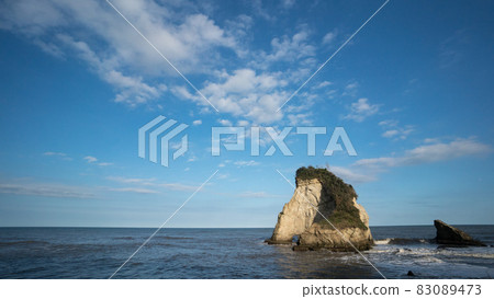 天高。秋空鴨川七島之一的鈴目島(Meotoiwa),這裡的“風景”堪稱完美。 天高。秋空鴨川七島之一的鈴目島(Meotoiwa),這裡的“風景”堪稱完美。 83089473