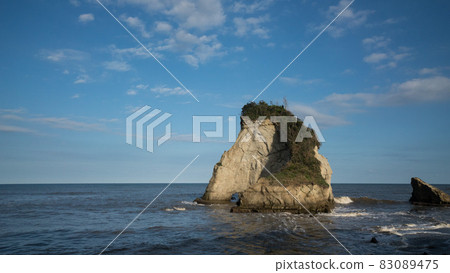 Heavenly high. Suzumejima (Meotoiwa), one of the seven Kamogawa islands in the autumn sky, where "scenic" is perfect. Heavenly high. Suzumejima (Meotoiwa), one of the seven Kamogawa islands in the autumn sky, where "scenic" is perfect. 83089475