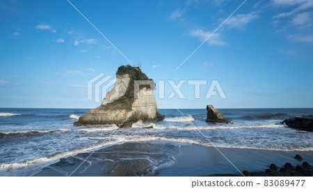Heavenly high. Suzumejima (Meotoiwa), one of the seven Kamogawa islands in the autumn sky, where "scenic" is perfect. 83089477