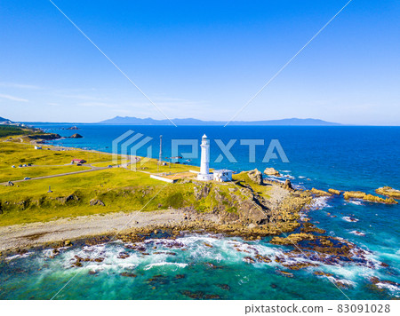 Shiriyazaki Lighthouse in early autumn (Aomori Prefecture) * Hokkaido in the distance 83091028