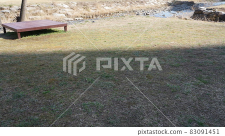 平坦的草坪 平坦的草坪 83091451