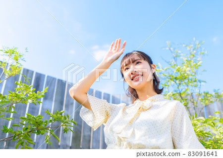 一個女人在陽光下 83091641