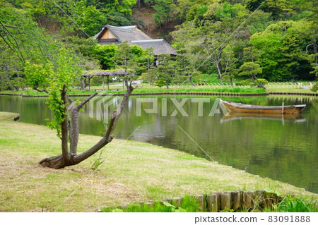 Boat floating in a Japanese garden pond 83091888