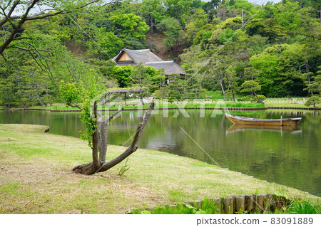 漂浮在日本花園池塘中的船 漂浮在日本花園池塘中的船 83091889
