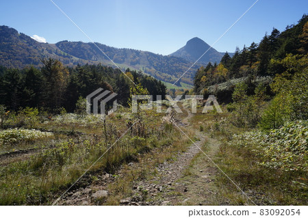 Autumn Shiga Kogen Kumanoyu Mountain trail to climb when not using the Suzurikawa Maeyama lift Mountain trail The mountain seen in the distance is Kasagatake 83092054