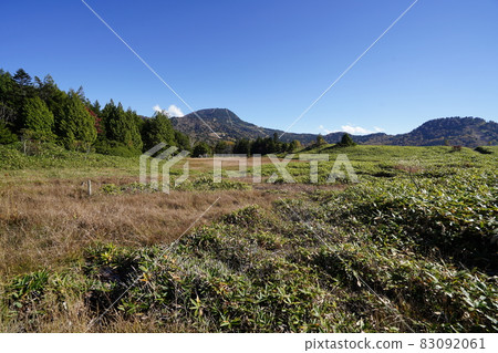 秋天的志賀高原前山沼澤遍布前山纜車遠處的山是橫手山 83092061