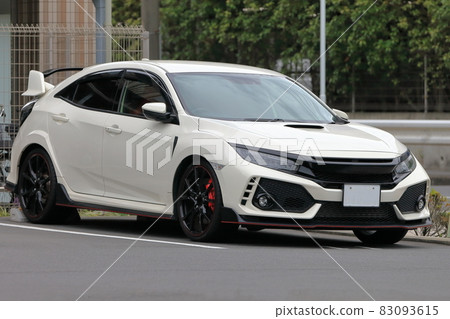 一輛白色跑車在停車場的形象 一輛白色跑車在停車場的形象 83093615