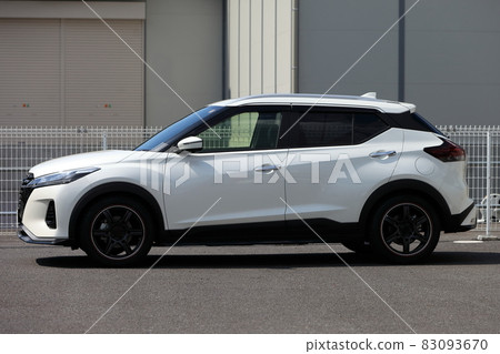 停車場裡一輛白色汽車的圖像 83093670