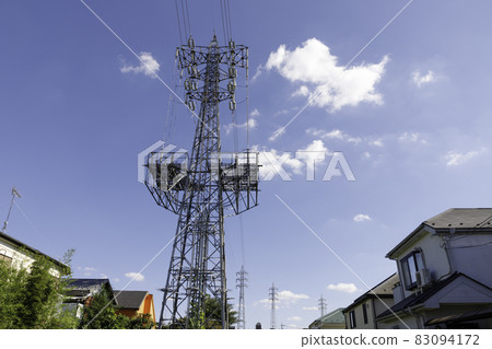 高聳藍天的高壓線塔、塔、電線 83094172