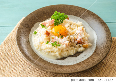 Bacon and egg risotto 83094427