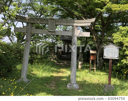 《月山戶田城千丈平的天子神社、鳥居、天子神社》(島根縣安木市) 《月山戶田城千丈平的天子神社、鳥居、天子神社》(島根縣安木市) 83094750