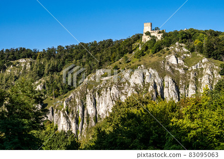 The ruins of Randeck castle in Markt Essing over the river Altmuehl in Bavaria, Germany 83095063