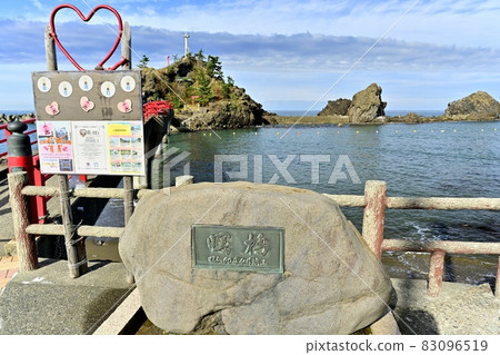 新潟縣糸魚川市能武海岸燈塔上的曙光橋與弁庭相戀 83096519