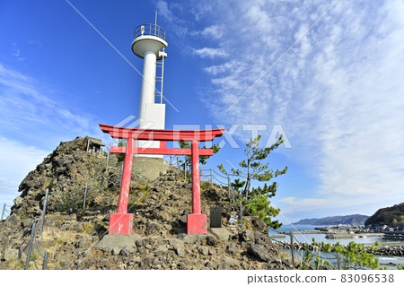 新潟縣絲魚川市能武海岸的燈塔鳥居愛上弁庭 83096538