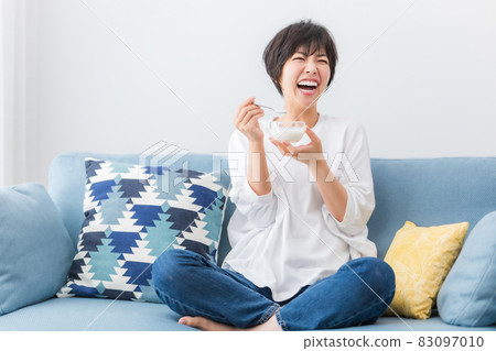 年輕女子在家裡吃酸奶 83097010