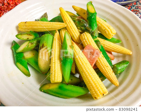 炒蘆筍和玉米粒 炒蘆筍和玉米粒 83098241