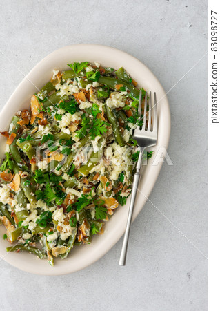 Roasted almond flakes with green beans Roasted almond flakes with green beans 83098727
