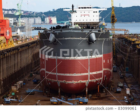 Shipbuilding industry and jib crane Shipbuilding industry and jib crane 83099061
