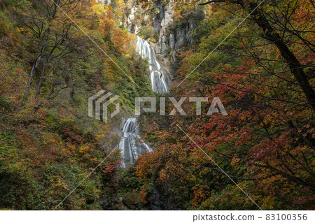 [Tenjinkyo, Higashikawa-cho, Hokkaido] Autumn with beautiful autumn leaves and Hagoromo Falls October 83100356
