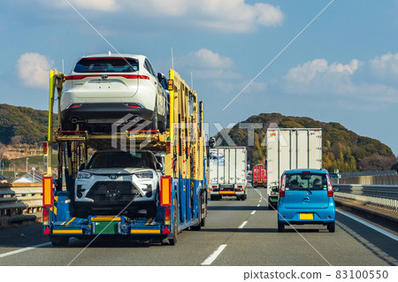 在高速公路上行駛的特種車輛 83100550