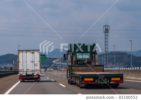 在高速公路上行駛的特種車輛 83100552