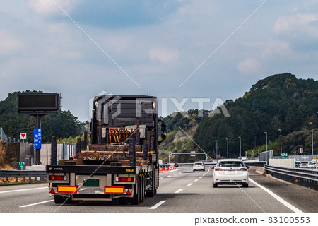 在高速公路上行駛的特種車輛 83100553