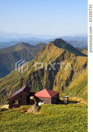 秋色和紅葉清晰的谷川山脈 83100735