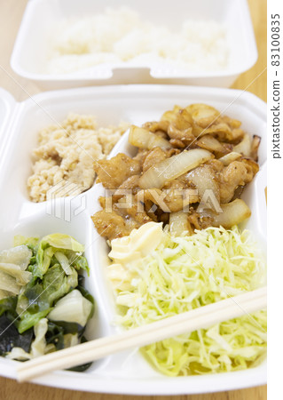 美味的豬肉薑飯午餐 美味的豬肉薑飯午餐 83100835