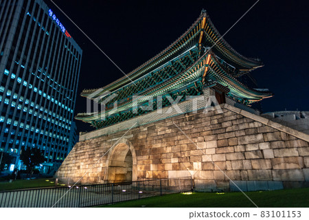 Night view of the Sungnyemun gate in Seoul, South Korea Night view of the Sungnyemun gate in Seoul, South Korea 83101153