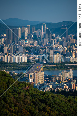 Seoul South Korea cityscape and the Han river Seoul South Korea cityscape and the Han river 83101164