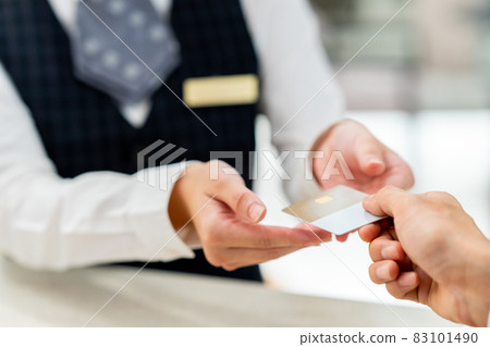 Staff accepting payment at the front desk Photo cooperation: WEEK Shibadaimon (Sun Frontier Fudousan) 83101490