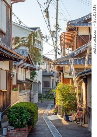 Machiya traditional wooden houses in narrow backstreet in old Kyoto, Japan 83102038